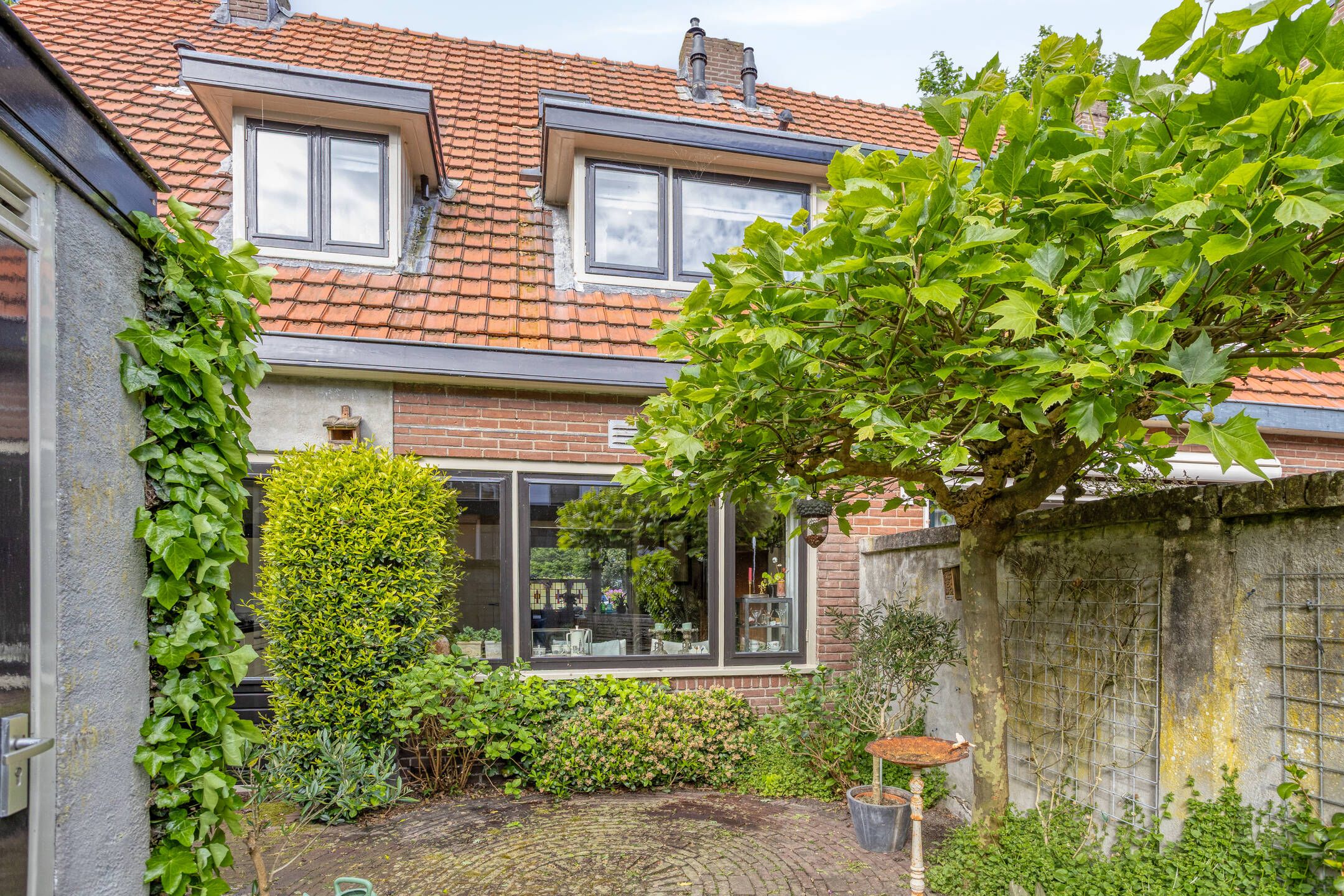 Characterful pre-war corner house near Plantagepark with scenic views and modern comforts — 30