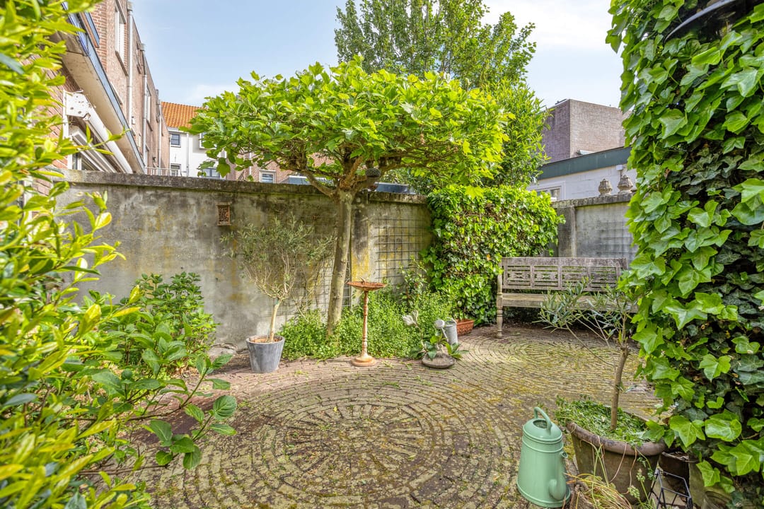 Characterful pre-war corner house near Plantagepark with scenic views and modern comforts — 28