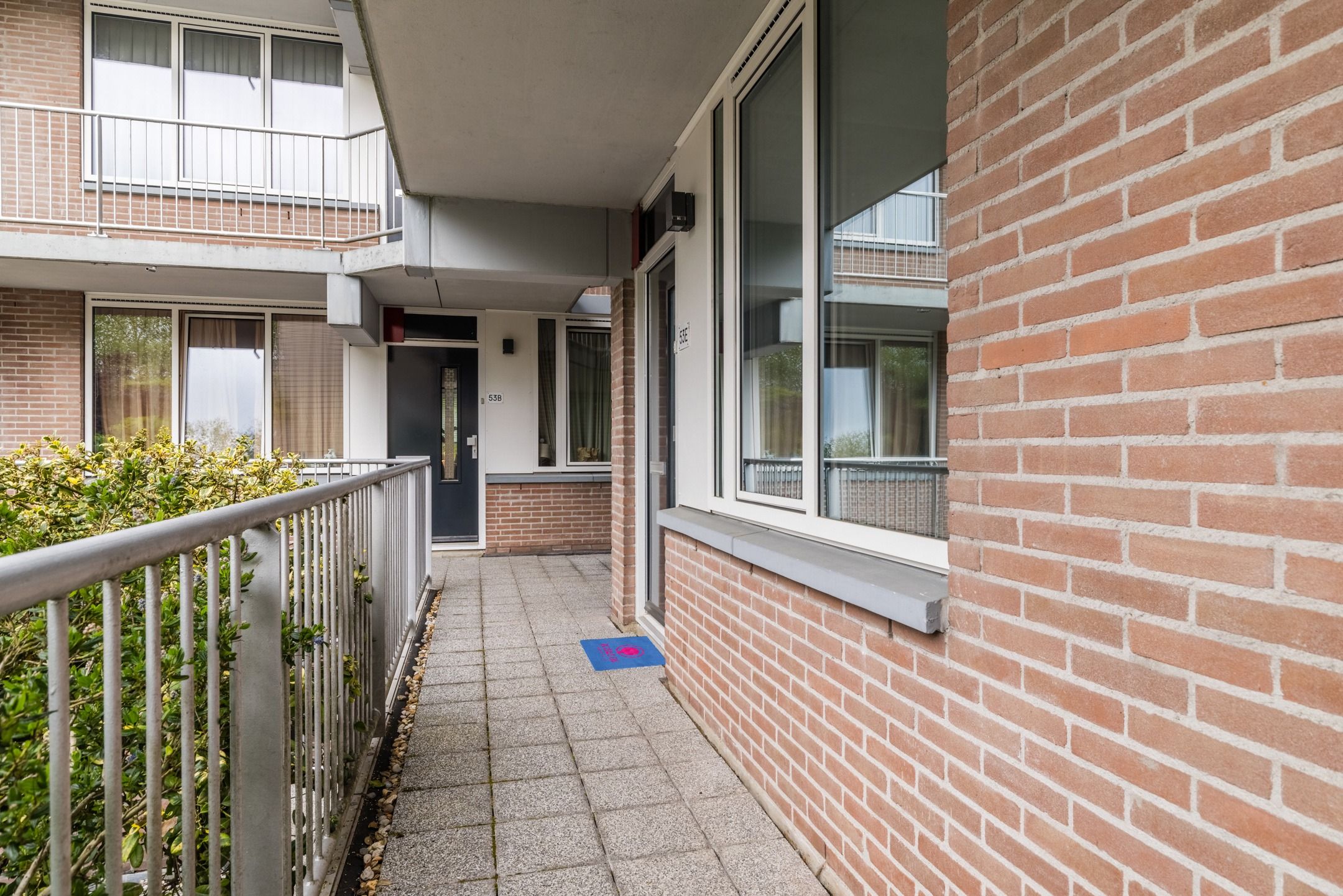 Modern Apartment on Utrecht's Iconic Maliebaan with Balcony View — 9