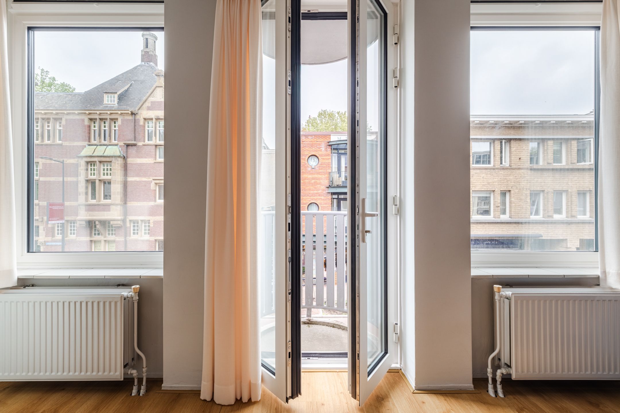 Modern Apartment on Utrecht's Iconic Maliebaan with Balcony View — 15
