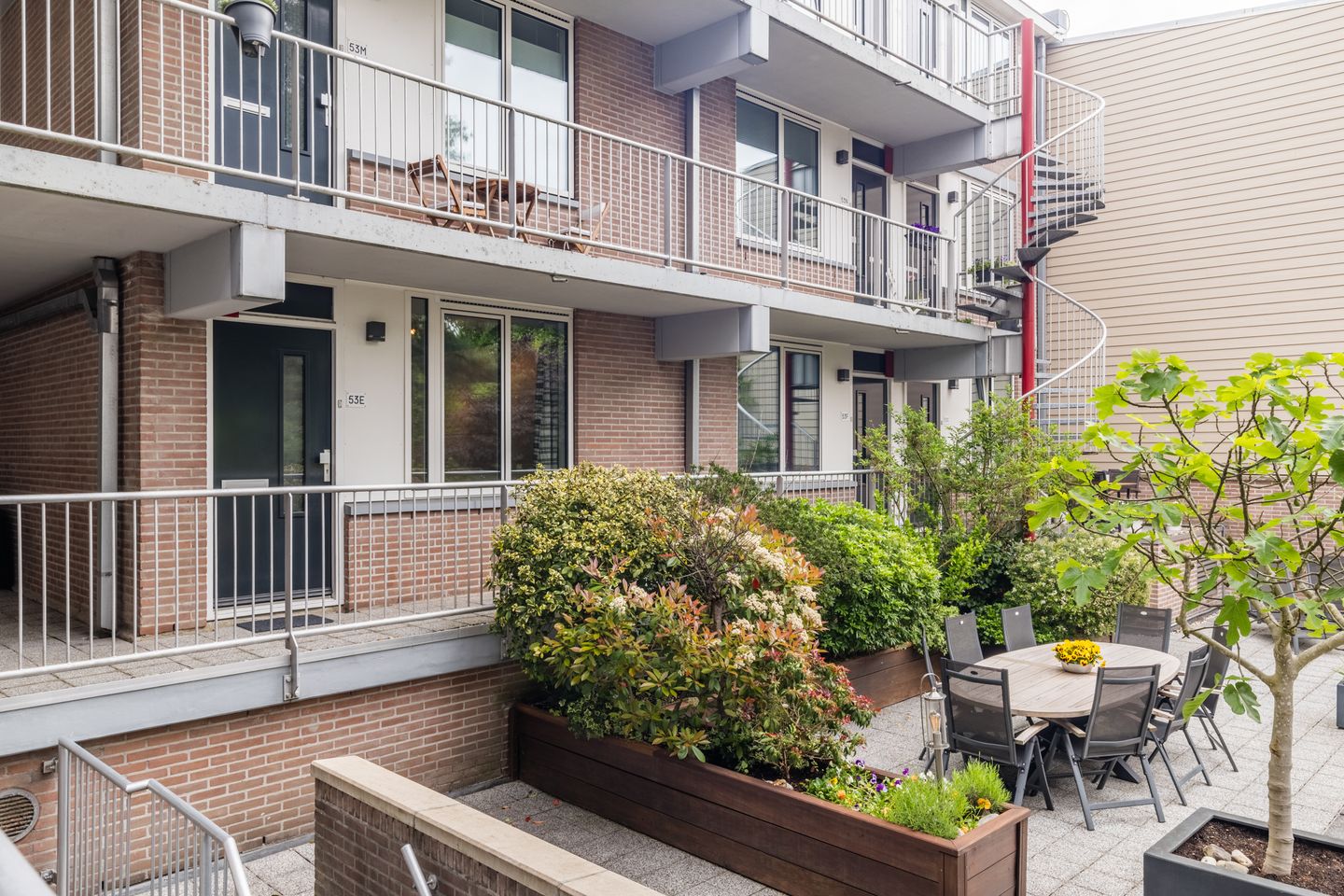 Modern Apartment on Utrecht's Iconic Maliebaan with Balcony View — 35