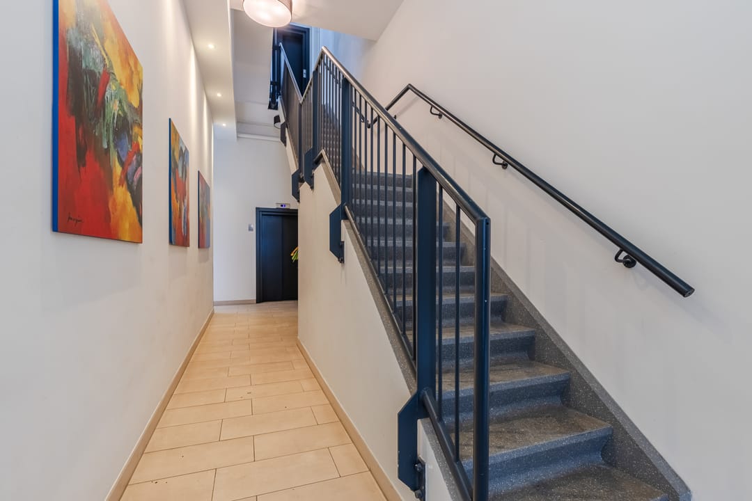 Modern Apartment on Utrecht's Iconic Maliebaan with Balcony View — 7