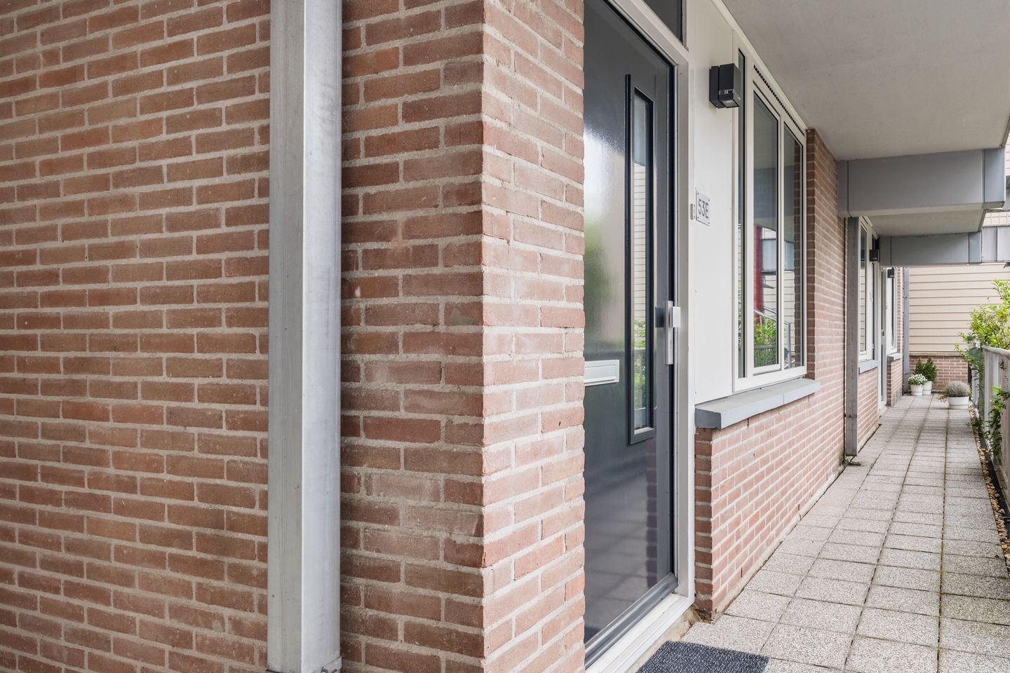Modern Apartment on Utrecht's Iconic Maliebaan with Balcony View — 34