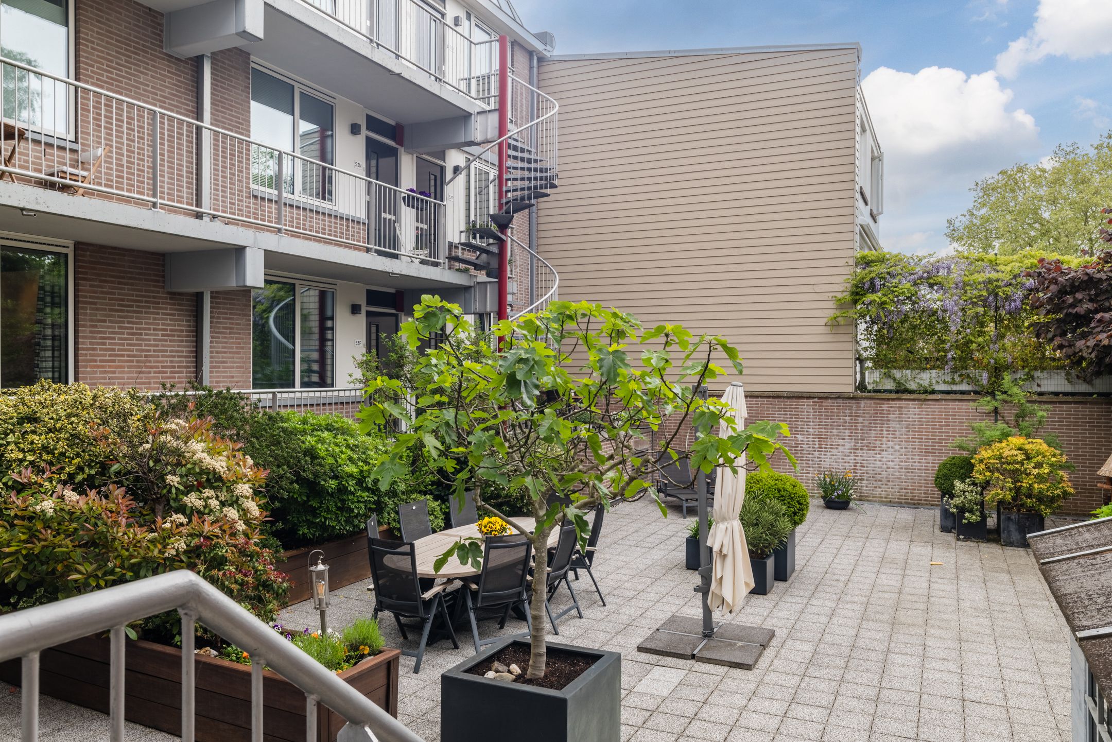 Modern Apartment on Utrecht's Iconic Maliebaan with Balcony View — 36