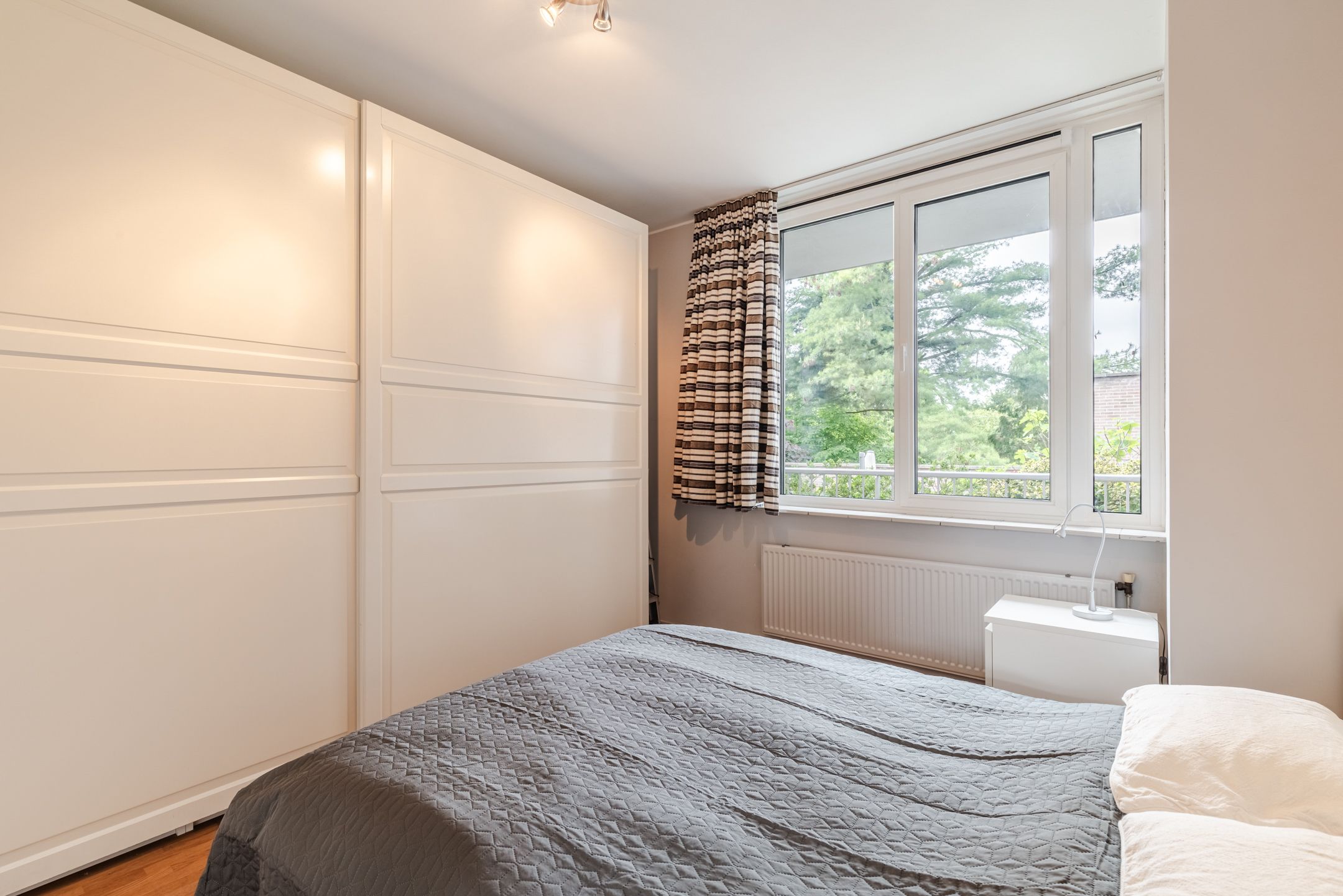 Modern Apartment on Utrecht's Iconic Maliebaan with Balcony View — 27