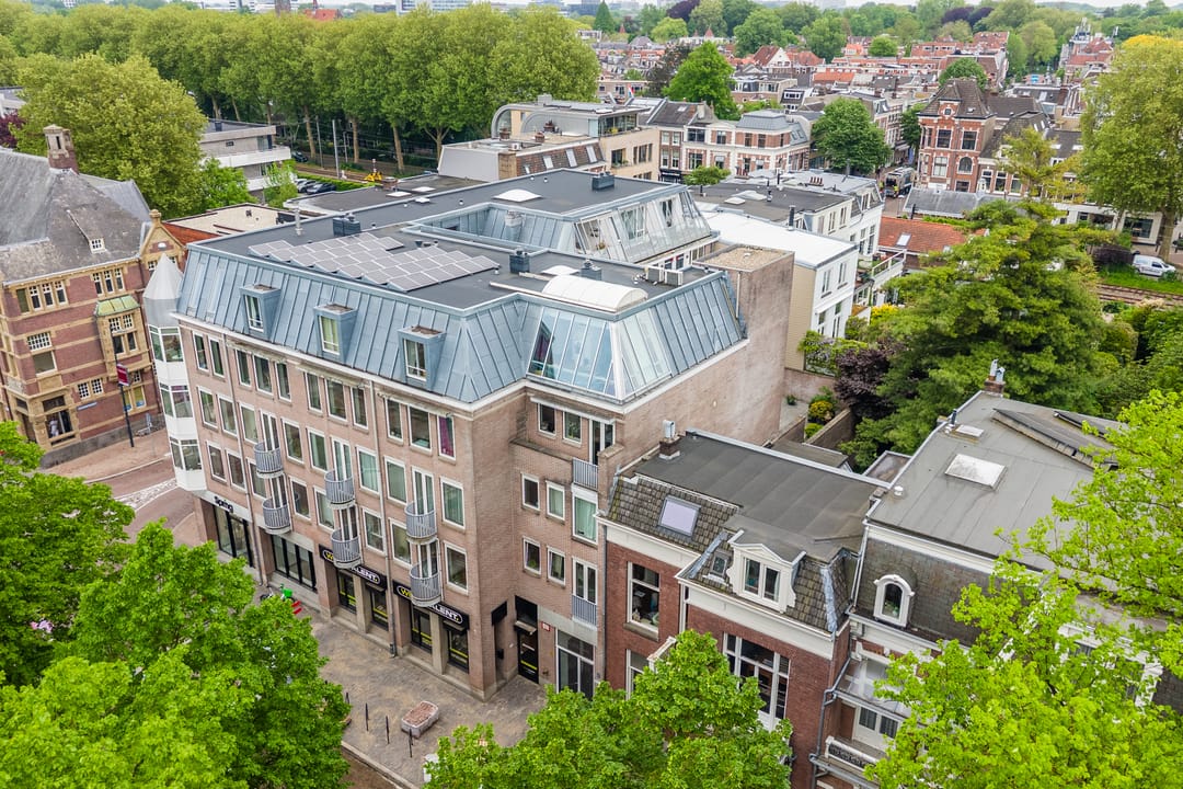 Modern Apartment on Utrecht's Iconic Maliebaan with Balcony View — 47