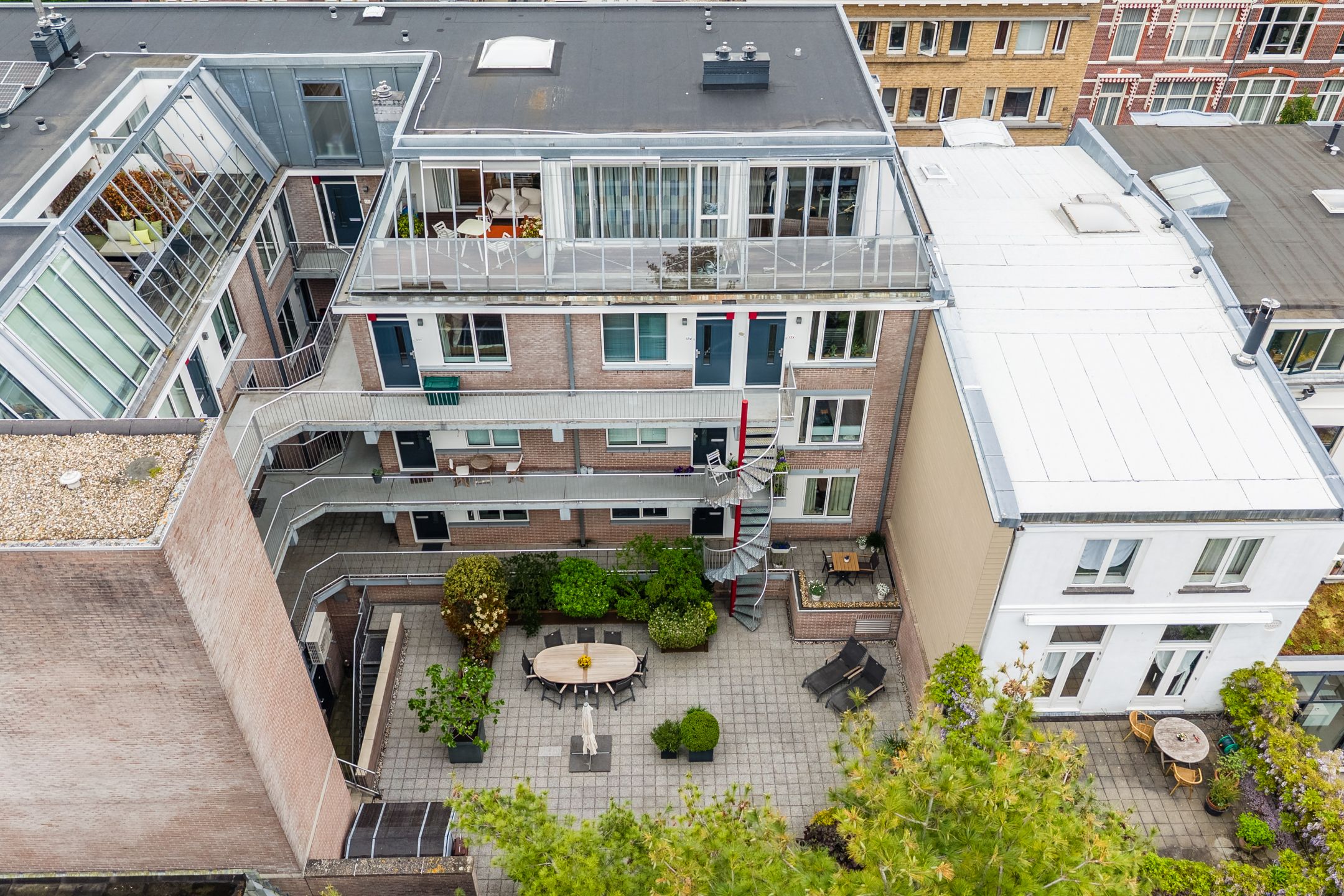 Modern Apartment on Utrecht's Iconic Maliebaan with Balcony View — 42