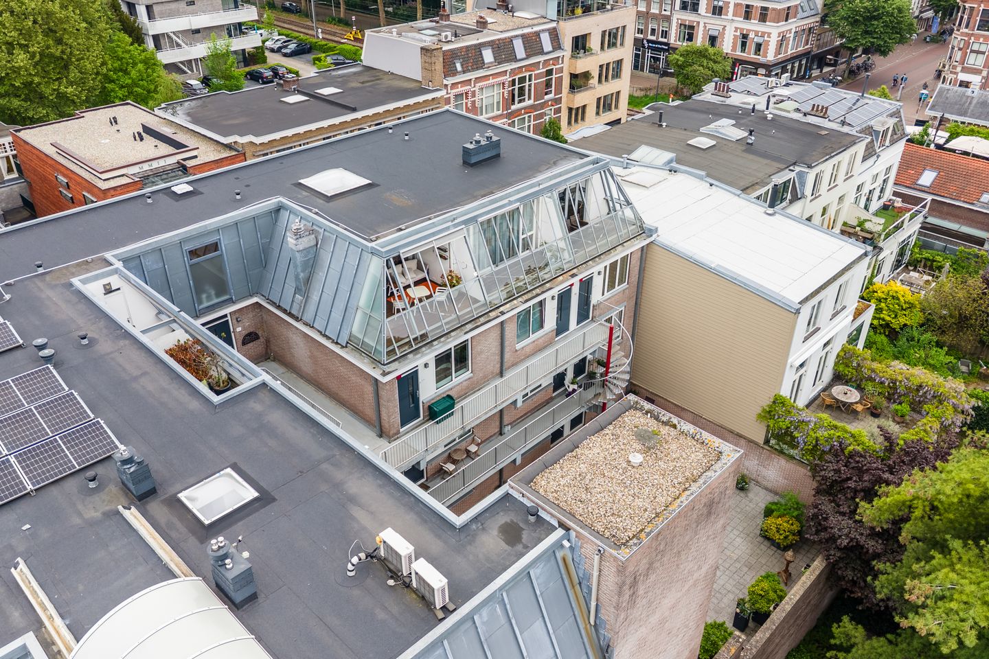 Modern Apartment on Utrecht's Iconic Maliebaan with Balcony View — 44