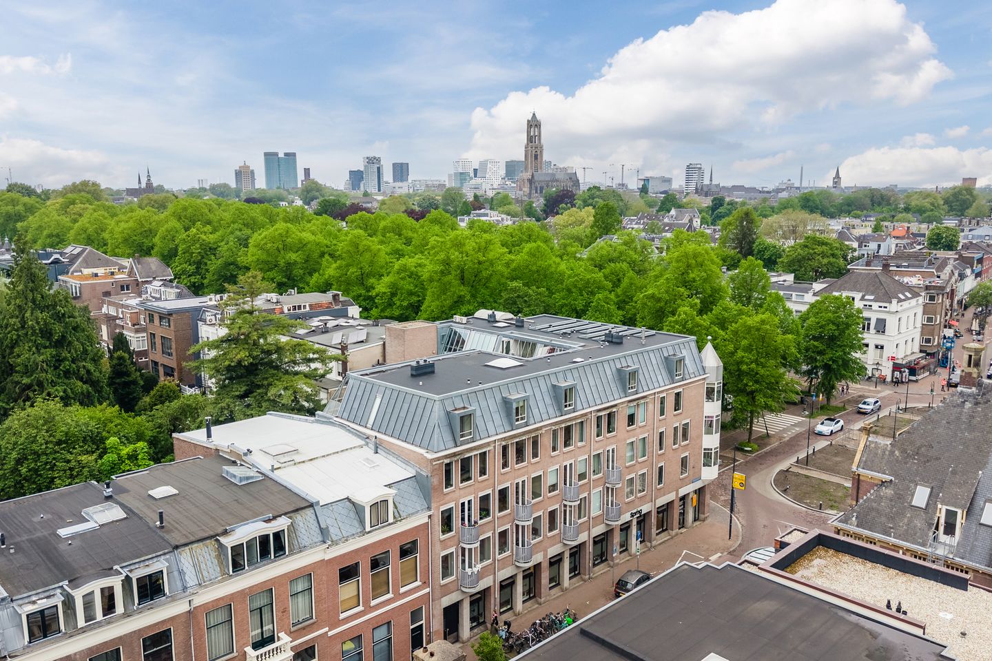 Modern Apartment on Utrecht's Iconic Maliebaan with Balcony View — 49