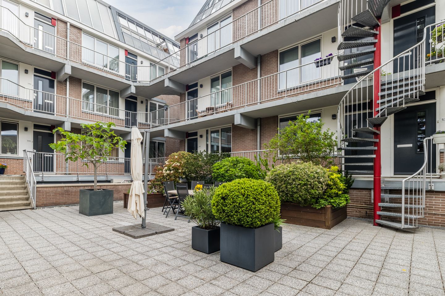 Modern Apartment on Utrecht's Iconic Maliebaan with Balcony View — 40