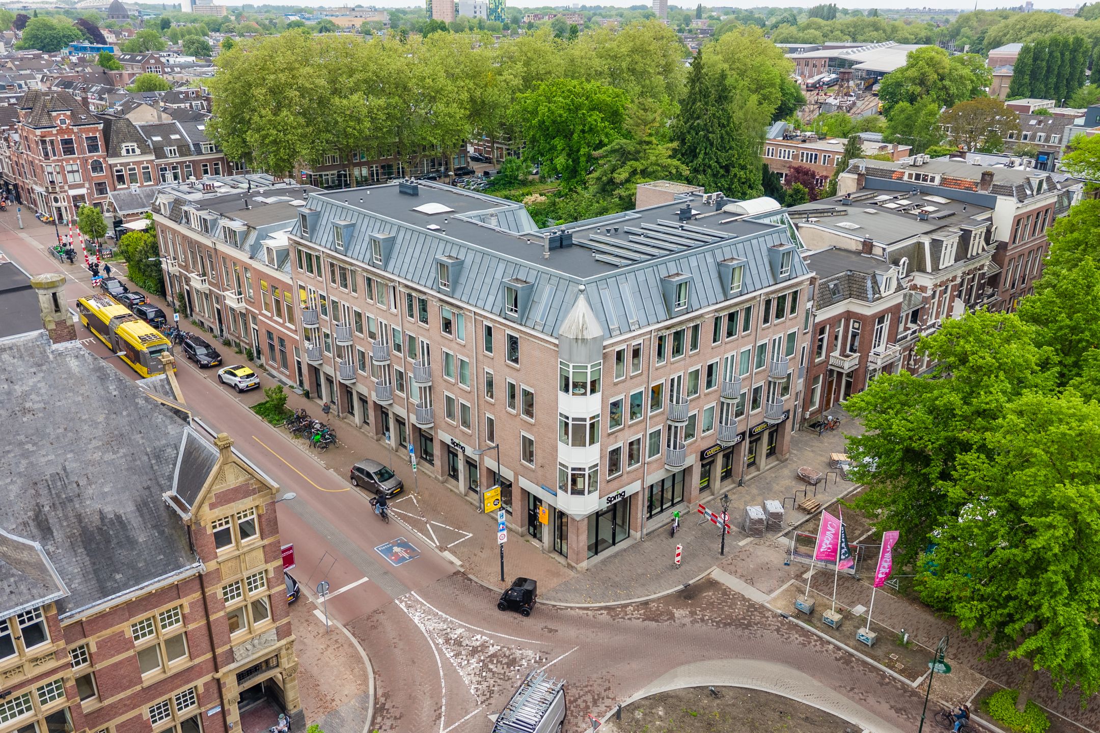 Modern Apartment on Utrecht's Iconic Maliebaan with Balcony View — 48