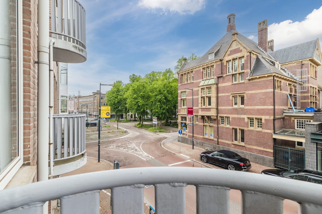 Modern Apartment on Utrecht's Iconic Maliebaan with Balcony View — 16