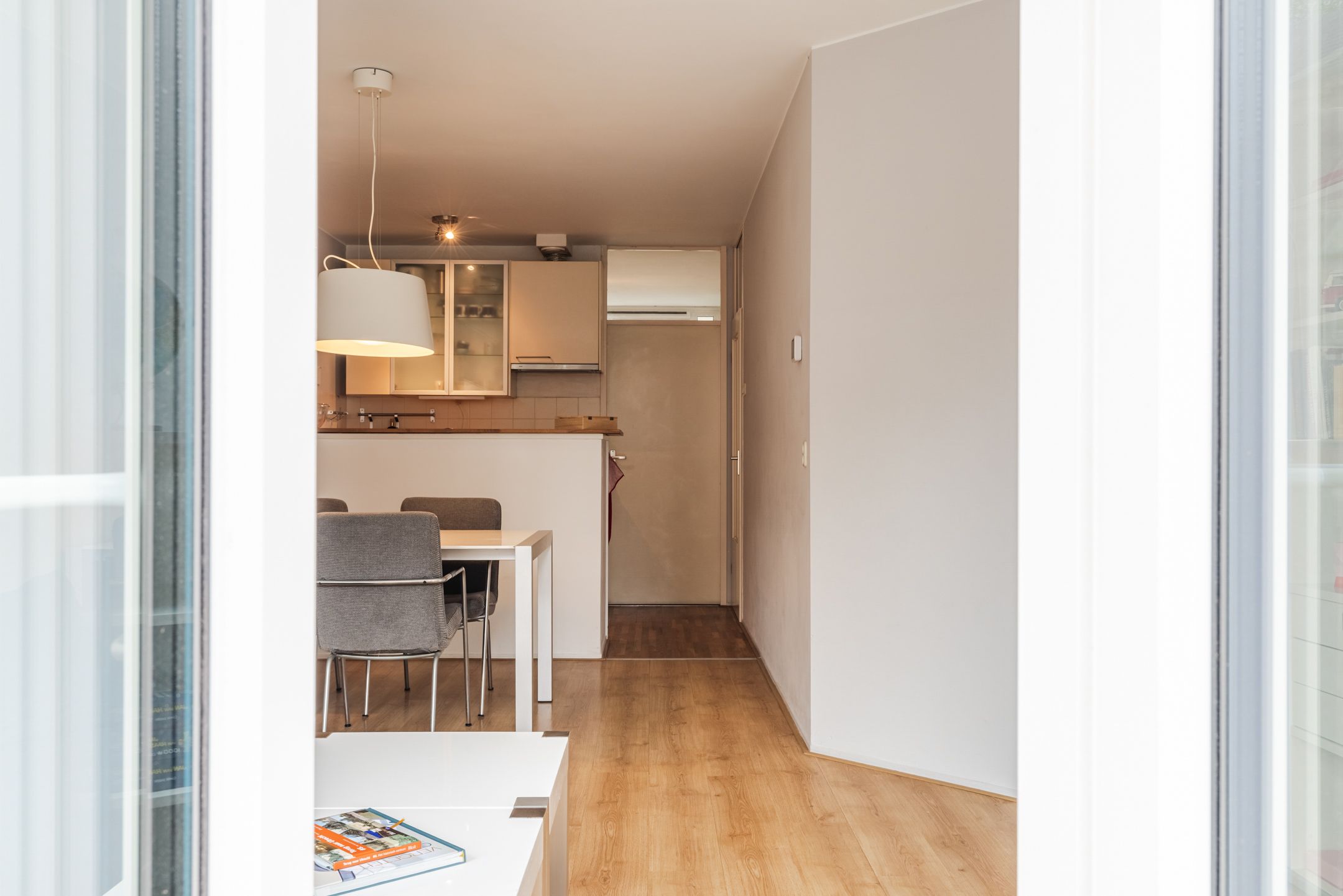Modern Apartment on Utrecht's Iconic Maliebaan with Balcony View — 18