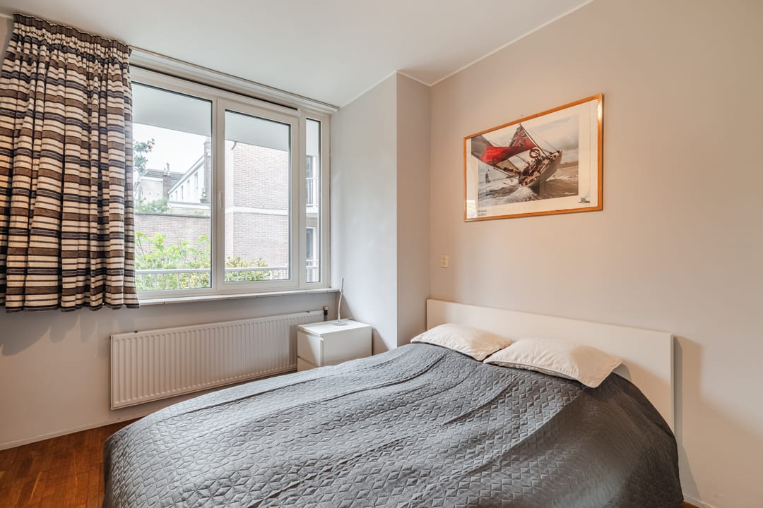 Modern Apartment on Utrecht's Iconic Maliebaan with Balcony View — 26