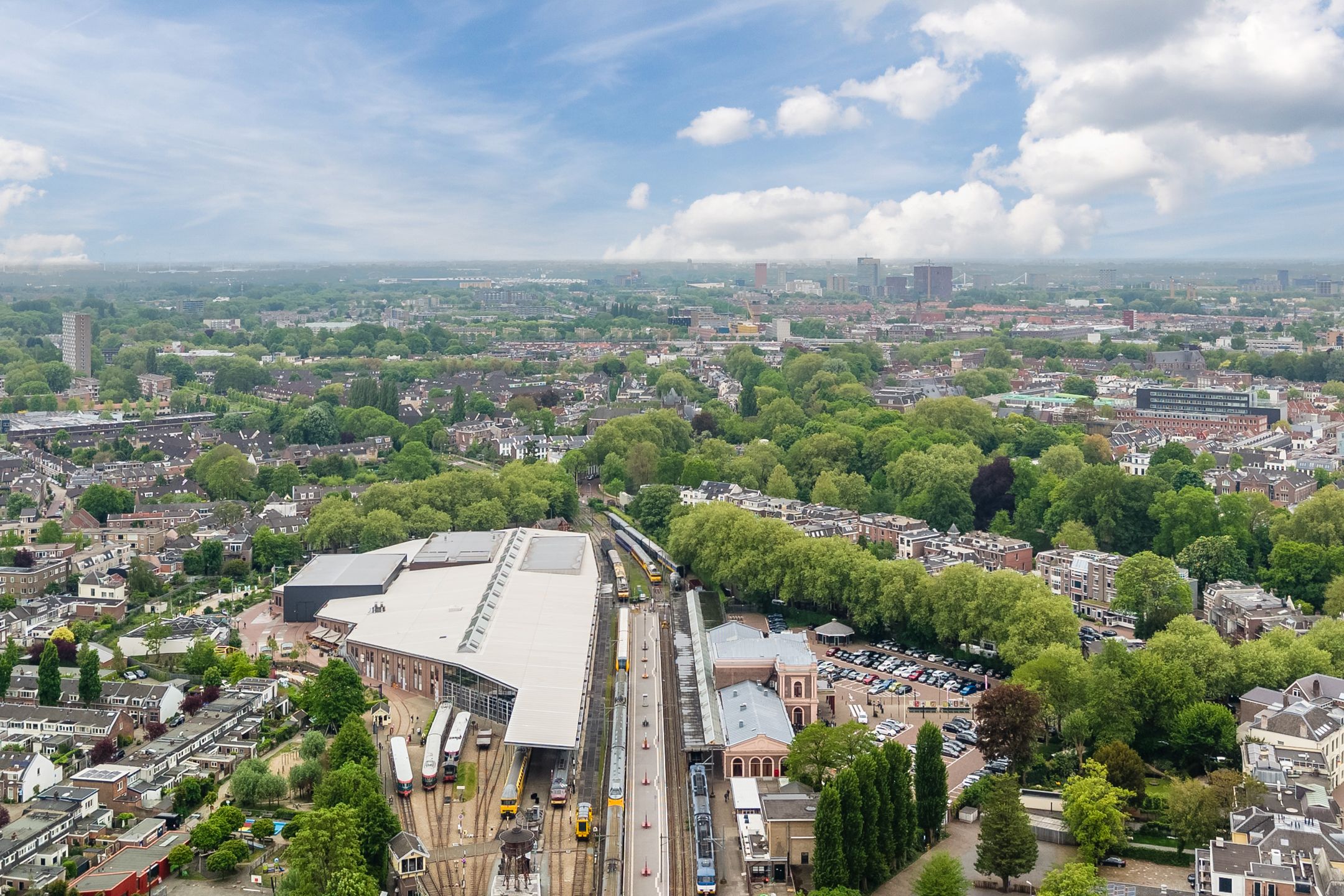 Modern Apartment on Utrecht's Iconic Maliebaan with Balcony View — 66