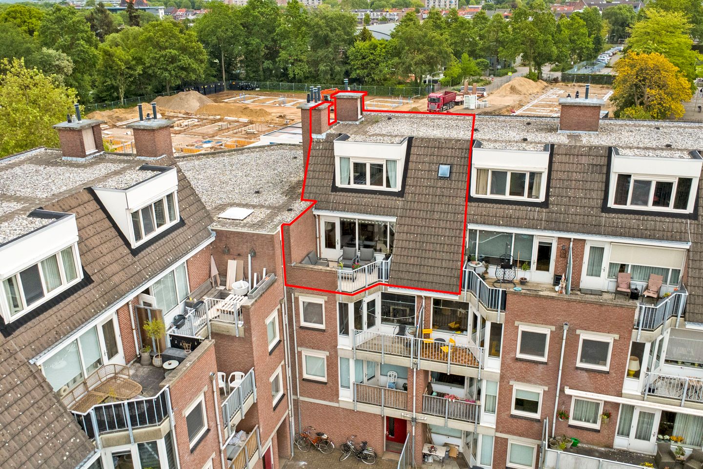Spacious maisonnette near Venlo city center with three bedrooms and private parking — 20