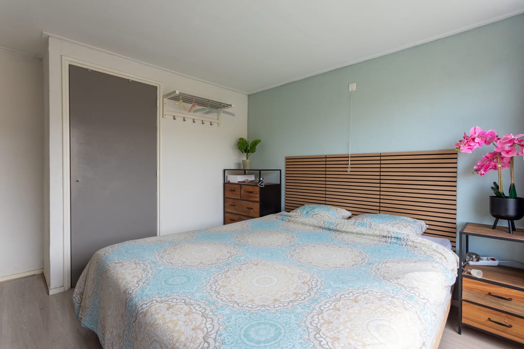 Spacious terraced house with sunny west-facing garden and four bedrooms near the coast — 22