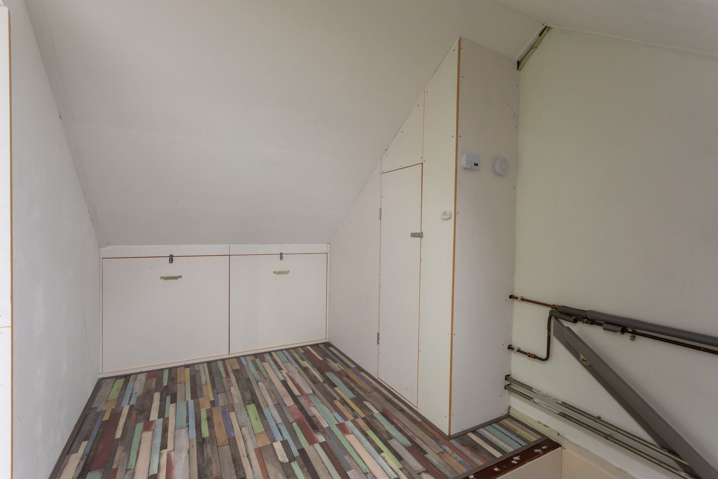 Spacious terraced house with sunny west-facing garden and four bedrooms near the coast — 35