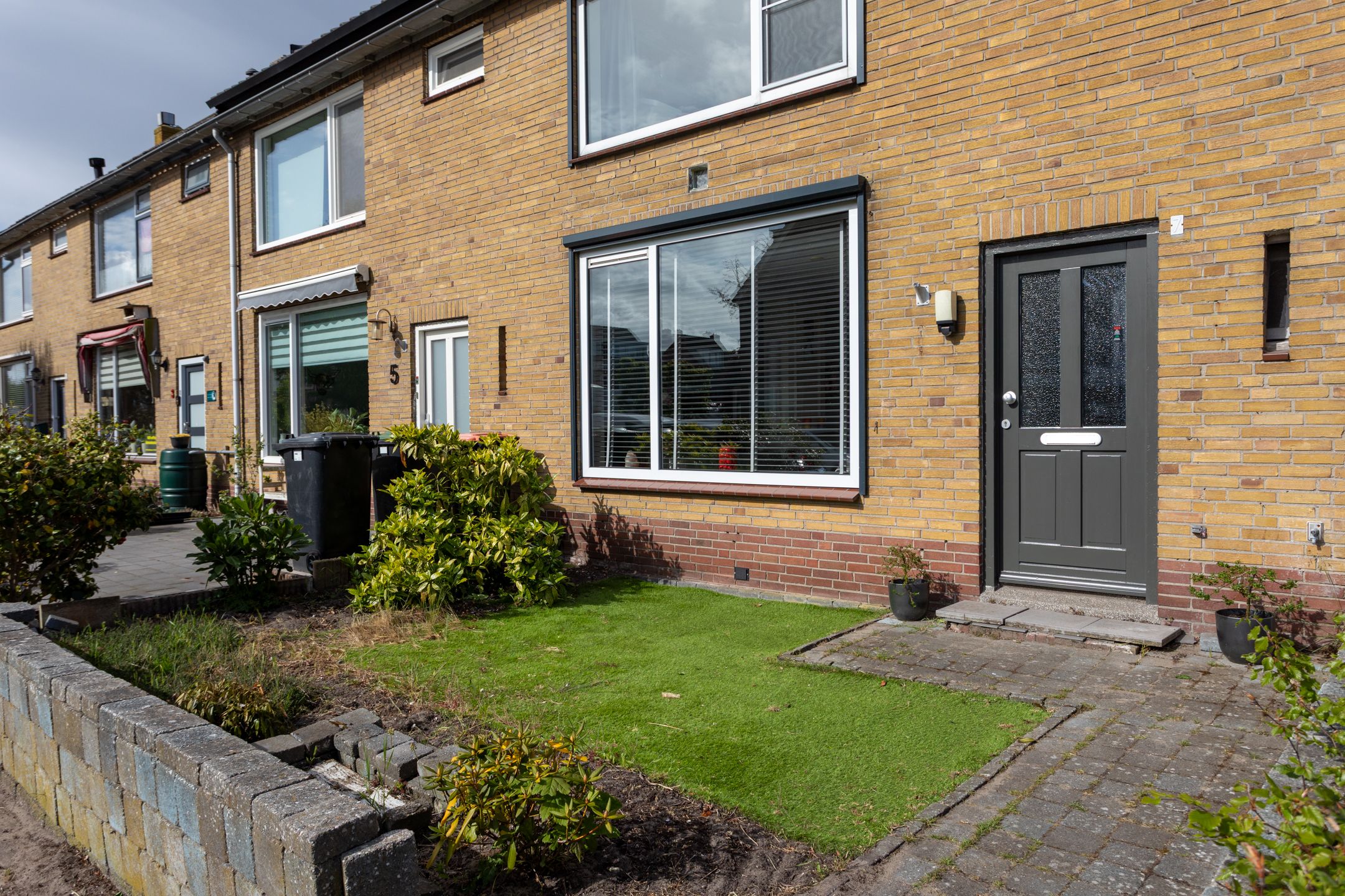 Spacious terraced house with sunny west-facing garden and four bedrooms near the coast — 42