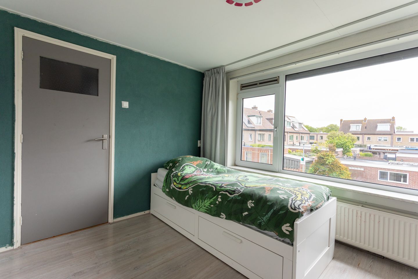 Spacious terraced house with sunny west-facing garden and four bedrooms near the coast — 25