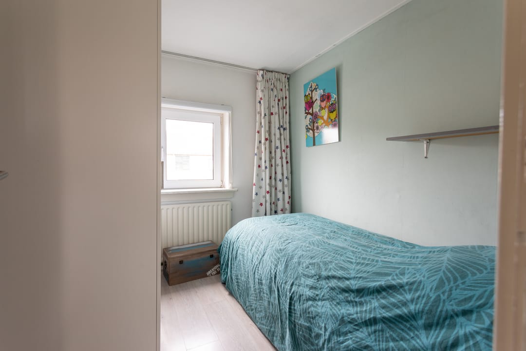 Spacious terraced house with sunny west-facing garden and four bedrooms near the coast — 26