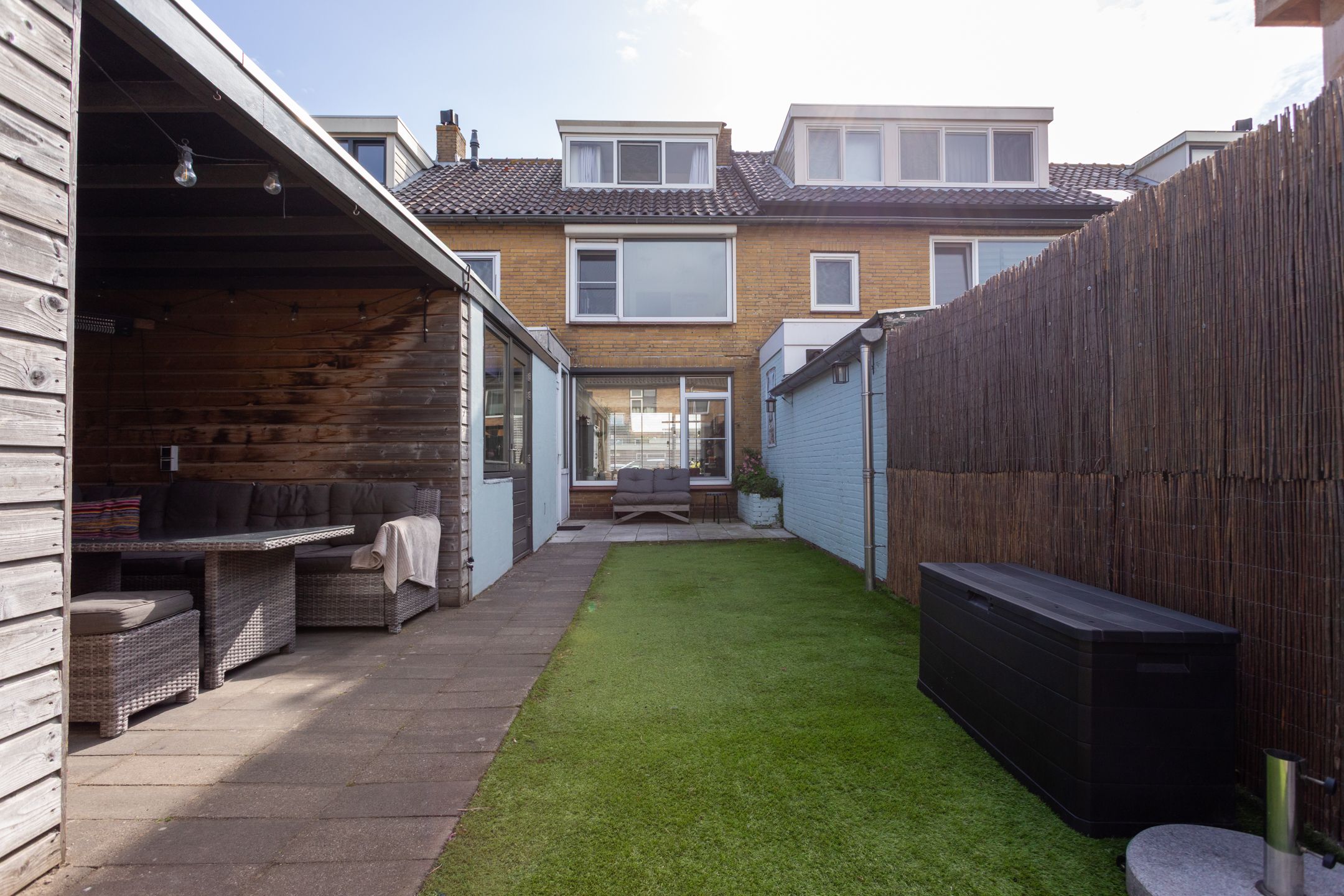 Spacious terraced house with sunny west-facing garden and four bedrooms near the coast — 36