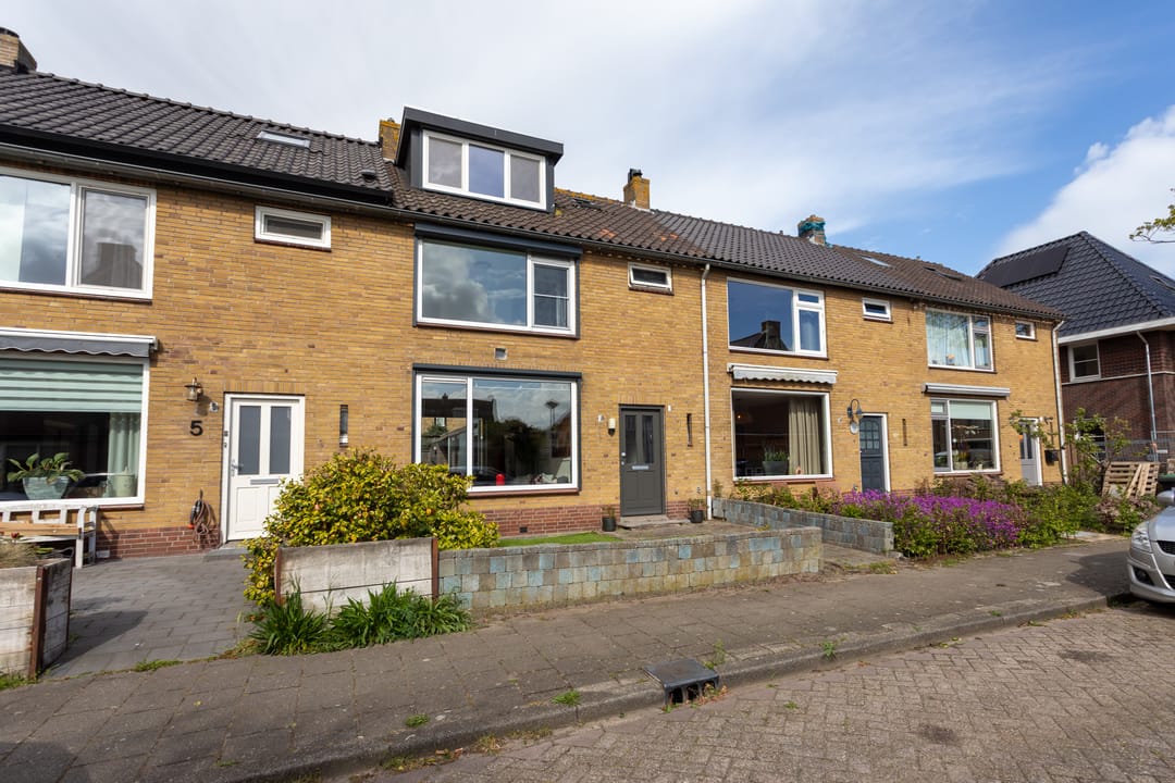 Spacious terraced house with sunny west-facing garden and four bedrooms near the coast — 43
