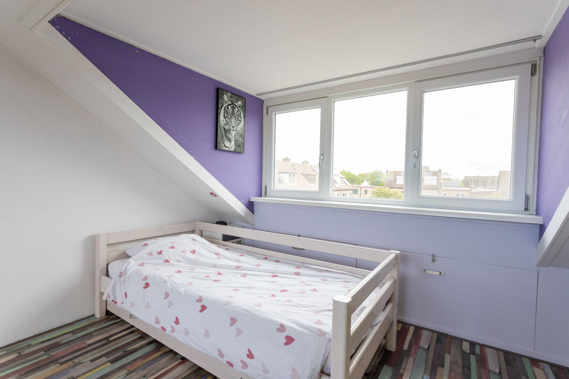Spacious terraced house with sunny west-facing garden and four bedrooms near the coast — 33