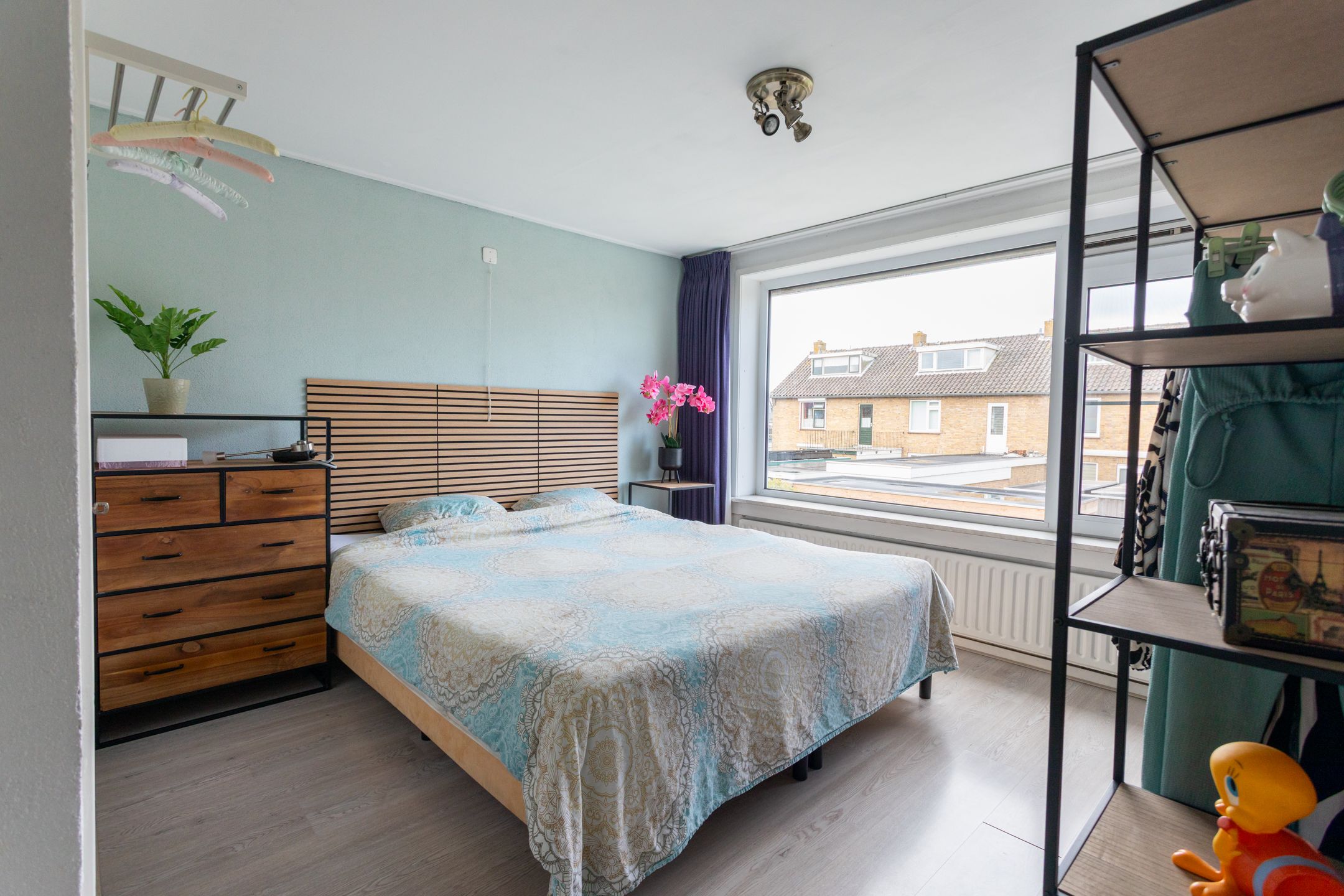 Spacious terraced house with sunny west-facing garden and four bedrooms near the coast — 21