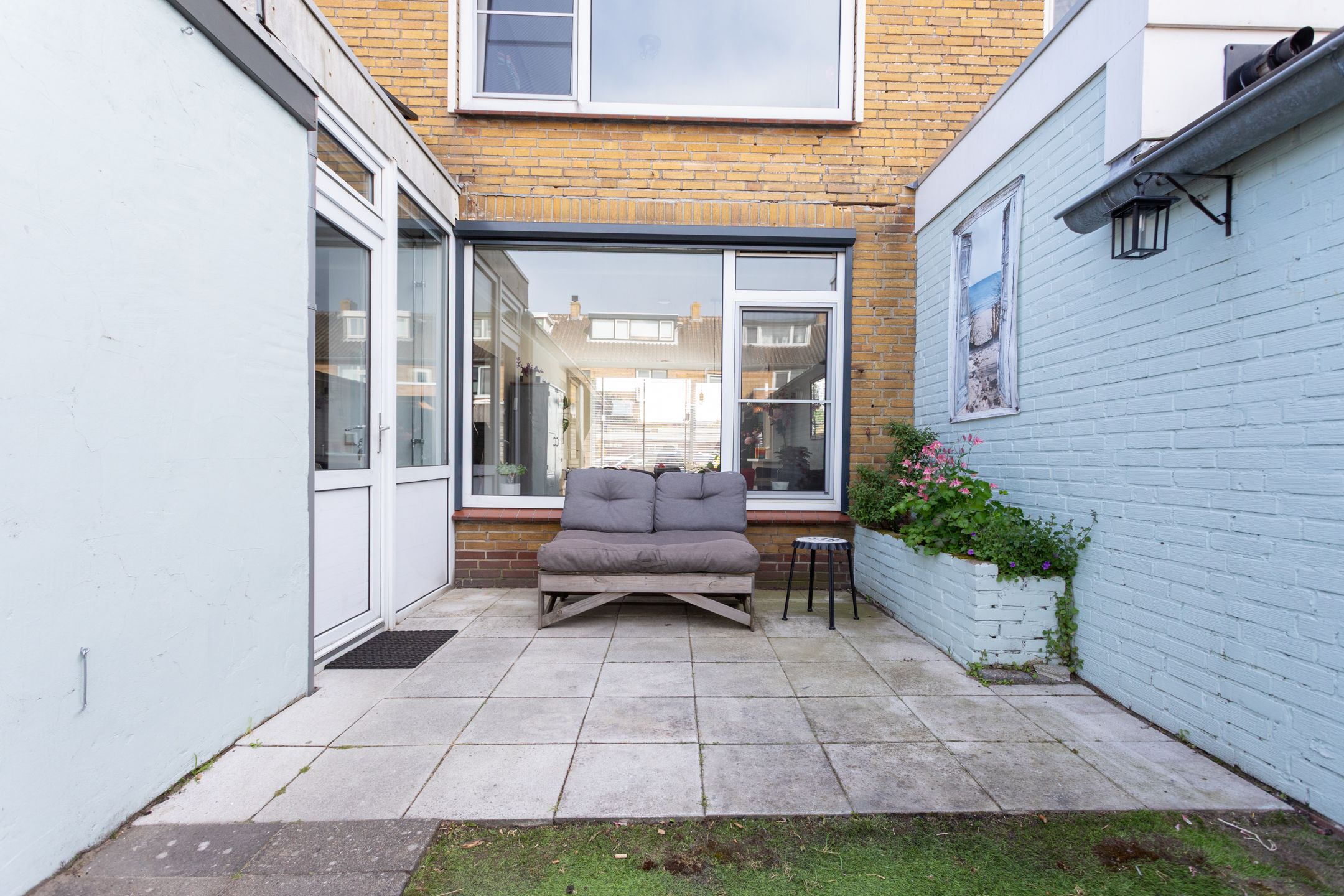 Spacious terraced house with sunny west-facing garden and four bedrooms near the coast — 39