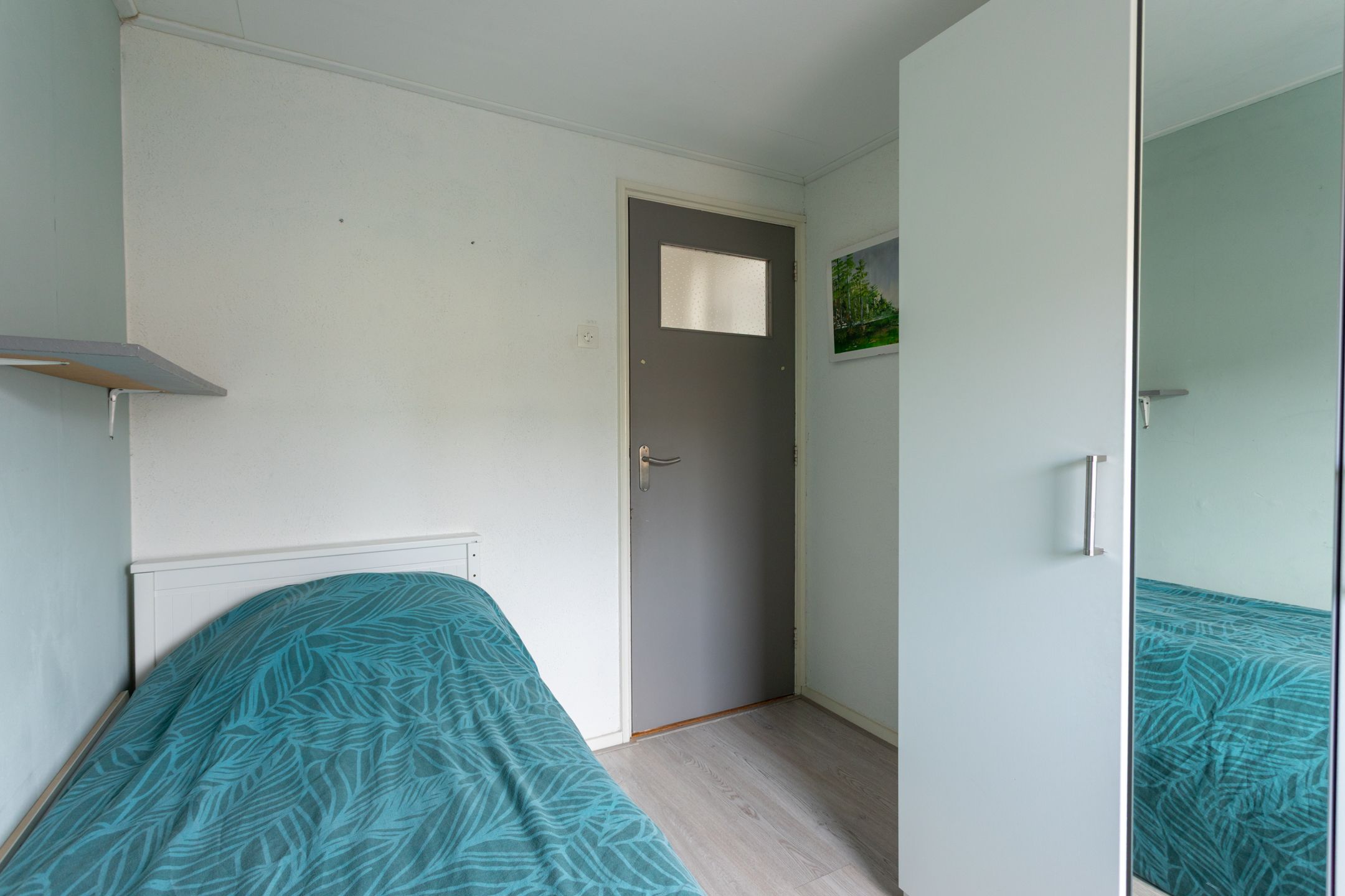 Spacious terraced house with sunny west-facing garden and four bedrooms near the coast — 27