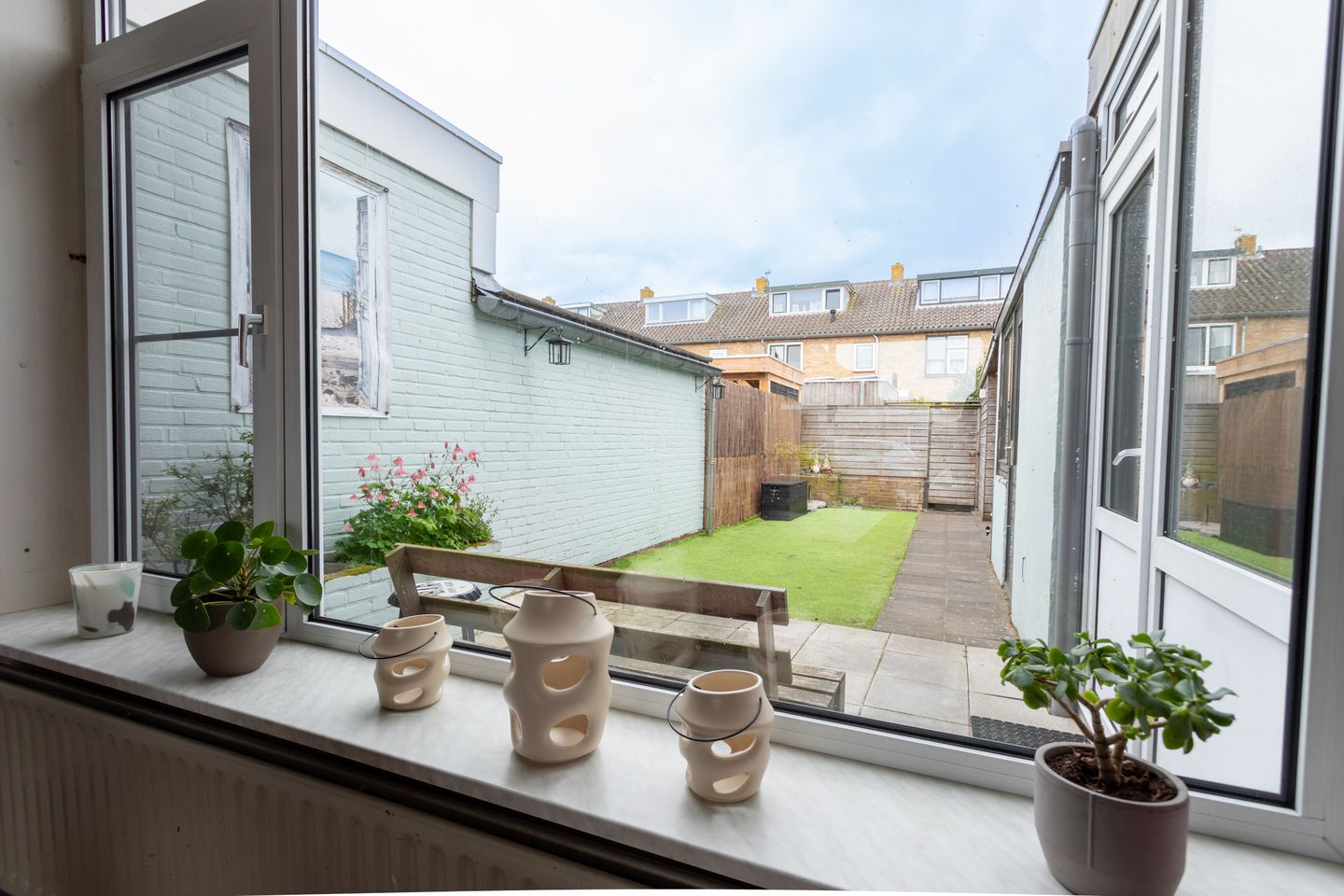 Spacious terraced house with sunny west-facing garden and four bedrooms near the coast — 10