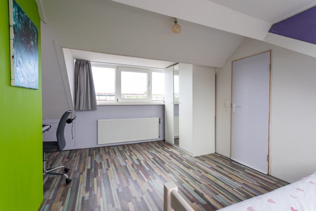 Spacious terraced house with sunny west-facing garden and four bedrooms near the coast — 32