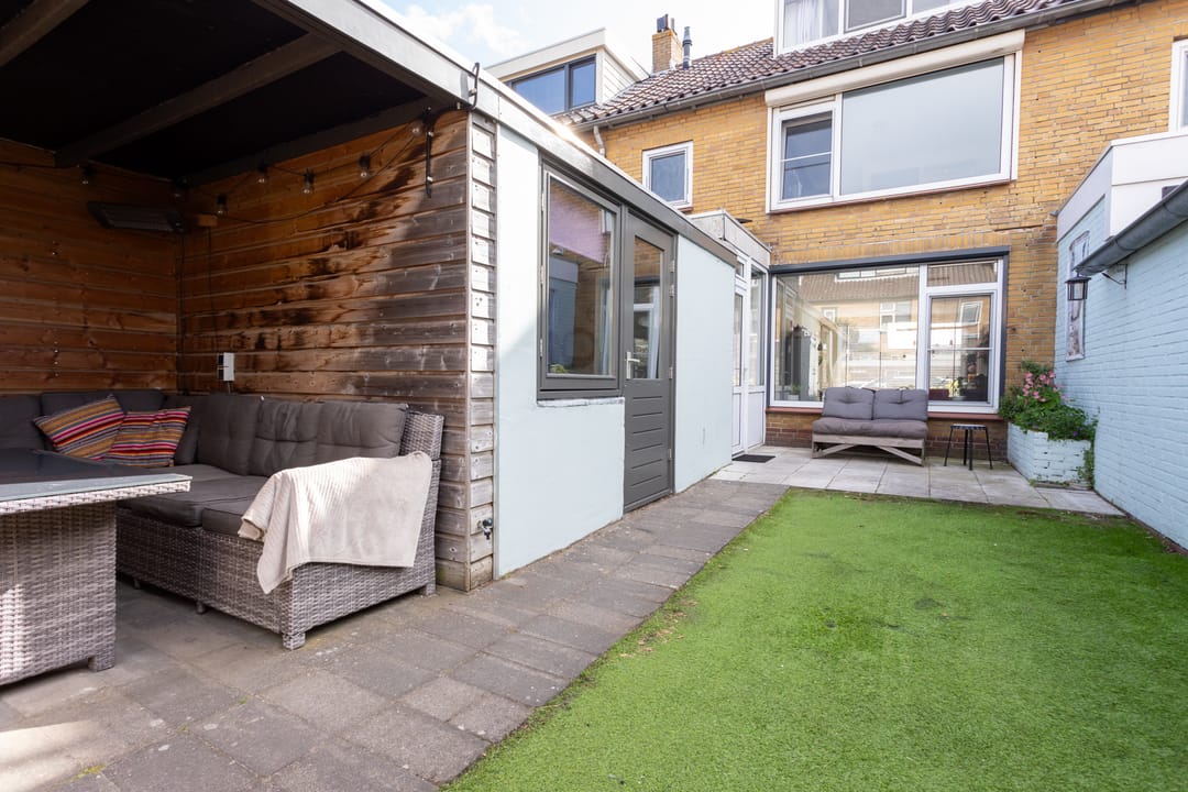 Spacious terraced house with sunny west-facing garden and four bedrooms near the coast — 38