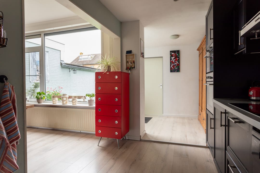 Spacious terraced house with sunny west-facing garden and four bedrooms near the coast — 17