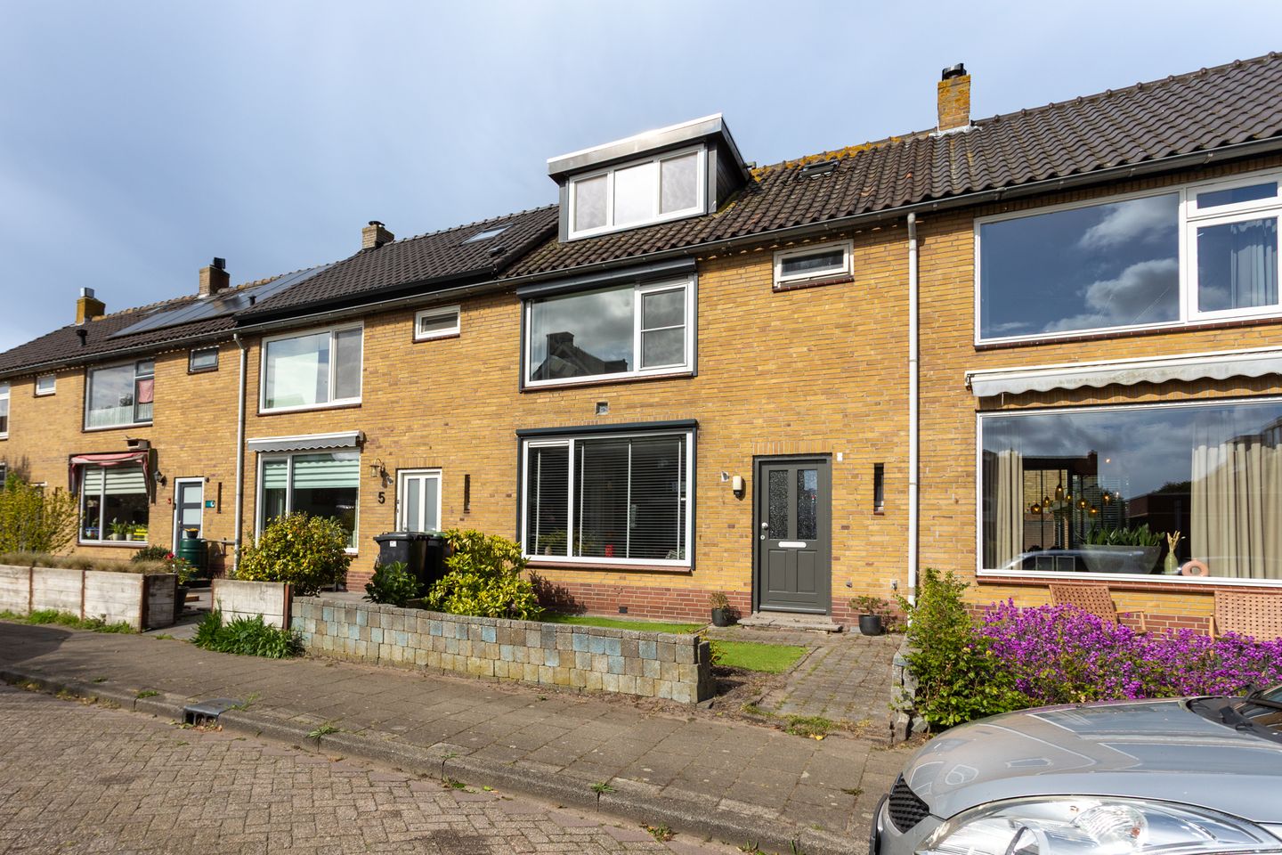 Spacious terraced house with sunny west-facing garden and four bedrooms near the coast — 44