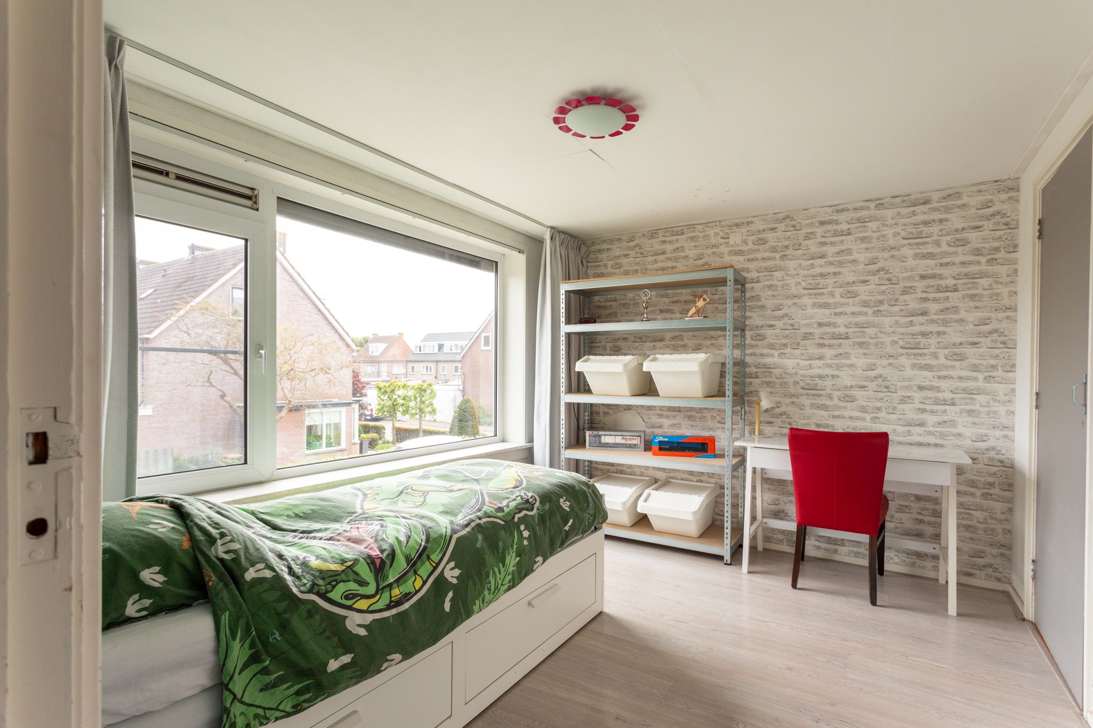 Spacious terraced house with sunny west-facing garden and four bedrooms near the coast — 24