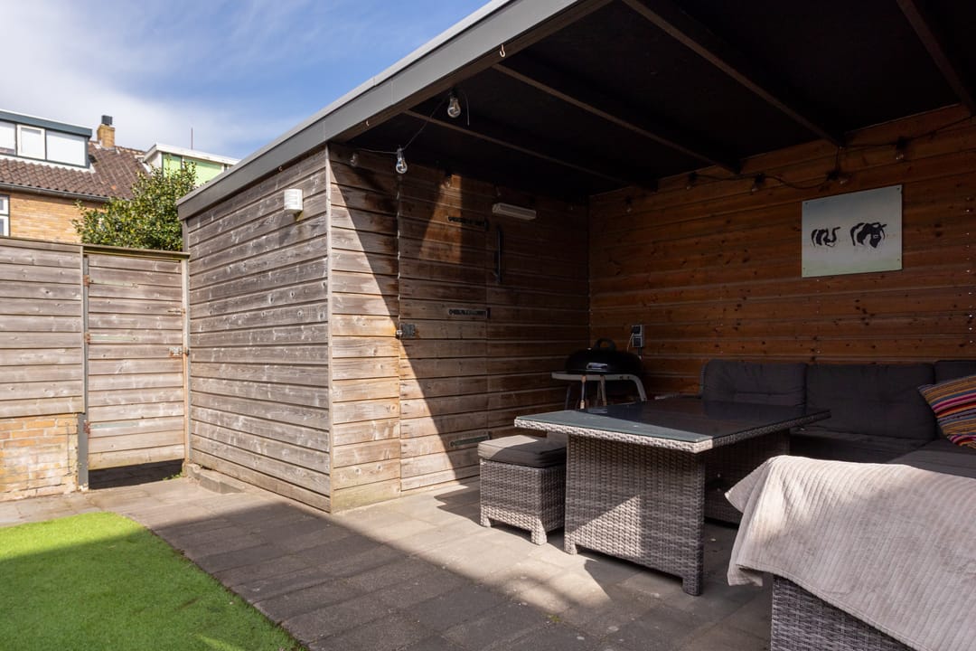 Spacious terraced house with sunny west-facing garden and four bedrooms near the coast — 37
