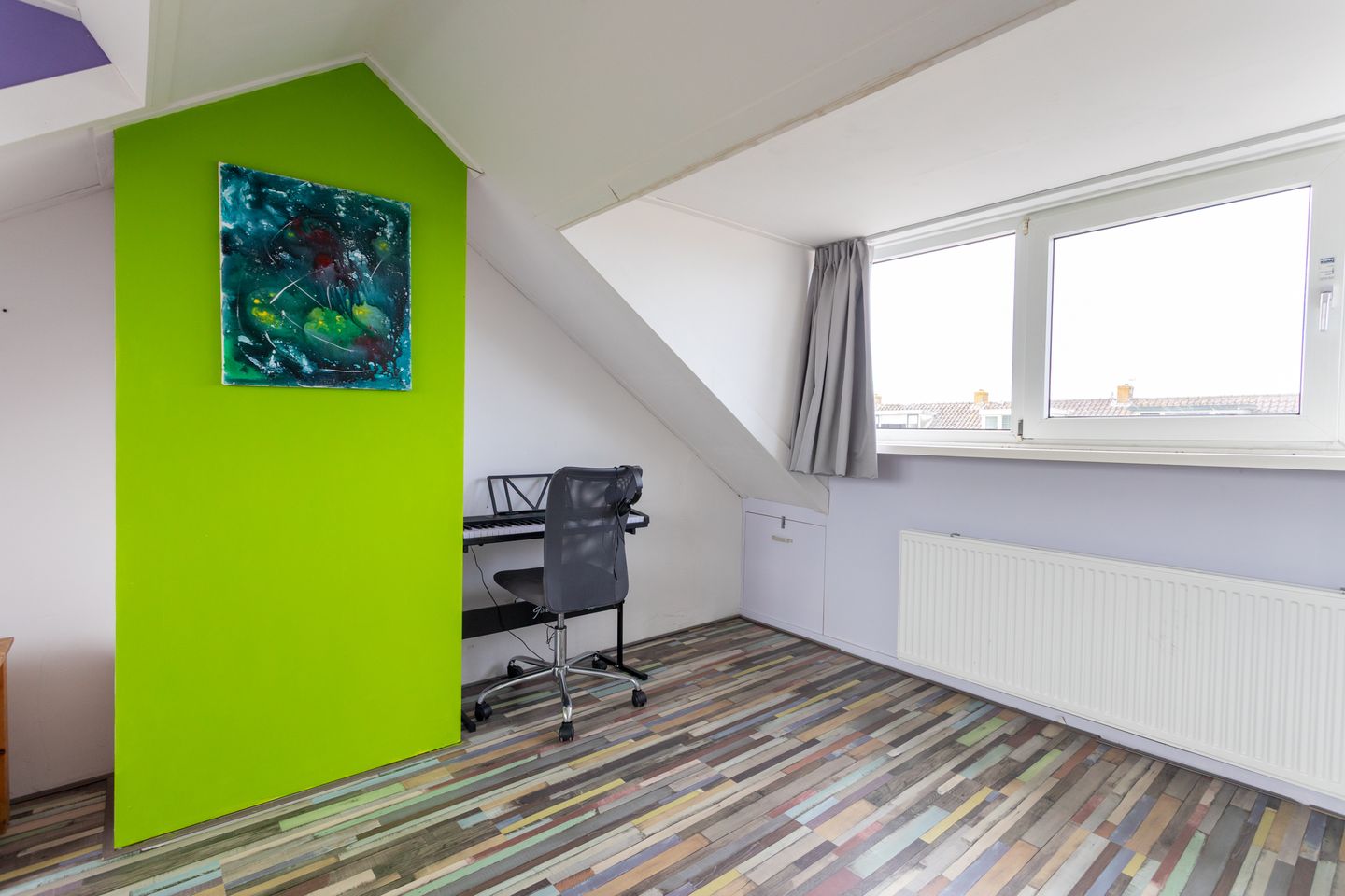 Spacious terraced house with sunny west-facing garden and four bedrooms near the coast — 34