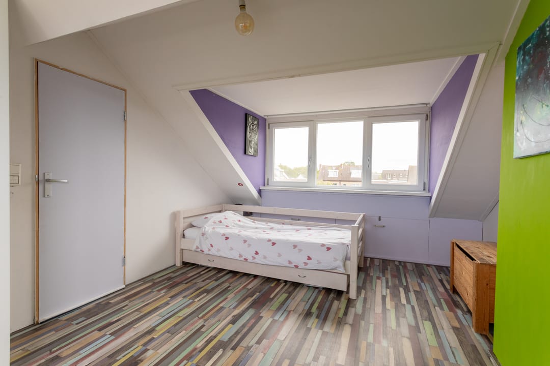 Spacious terraced house with sunny west-facing garden and four bedrooms near the coast — 31