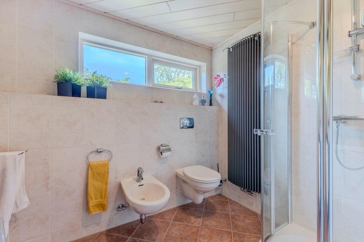 Light-filled family home in beloved Heiloo neighborhood with garden and modern amenities — 19