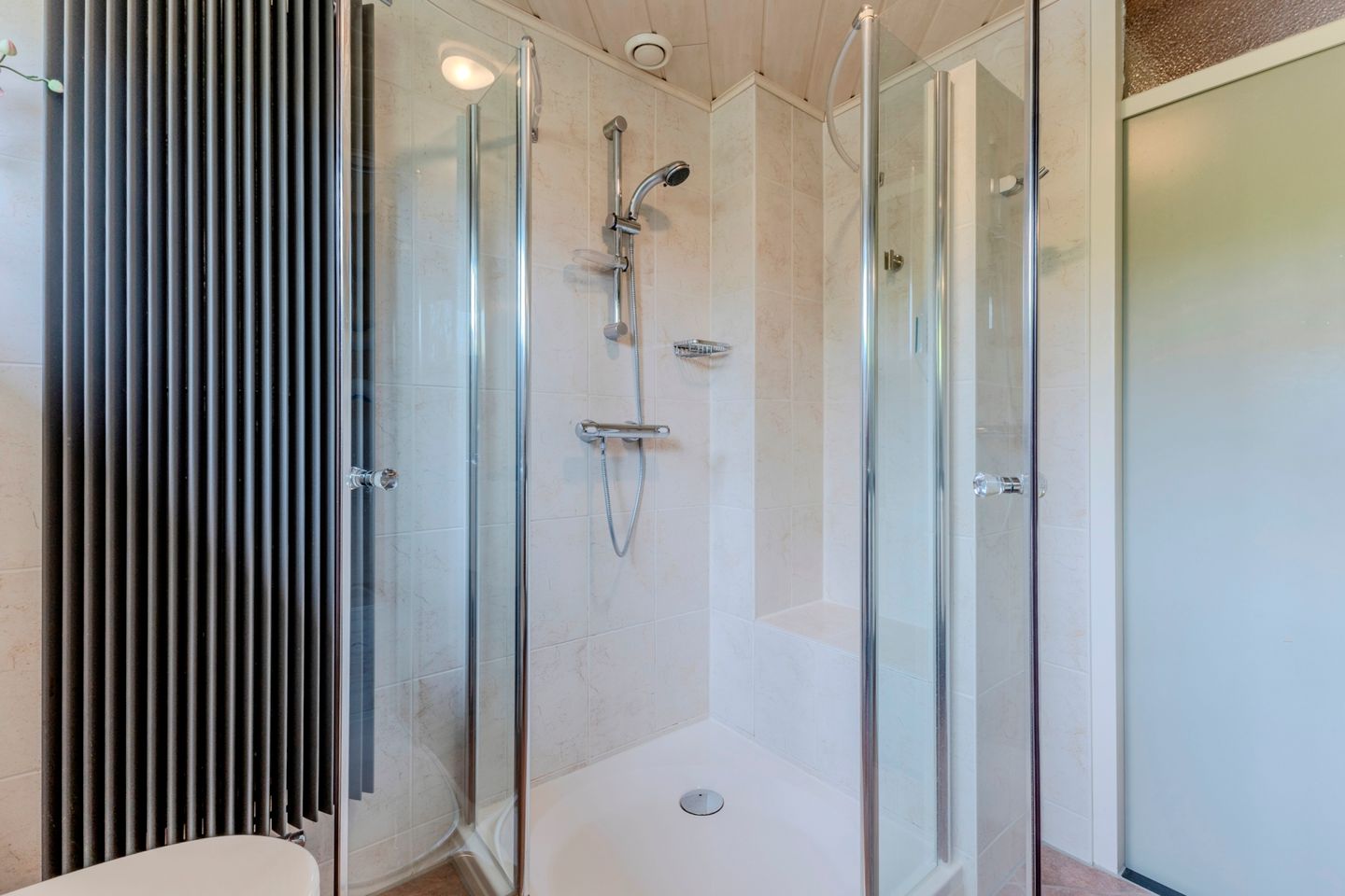 Light-filled family home in beloved Heiloo neighborhood with garden and modern amenities — 20