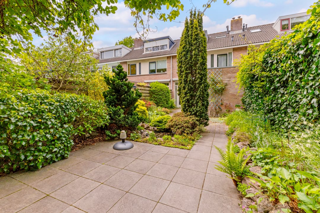 Light-filled family home in beloved Heiloo neighborhood with garden and modern amenities — 26