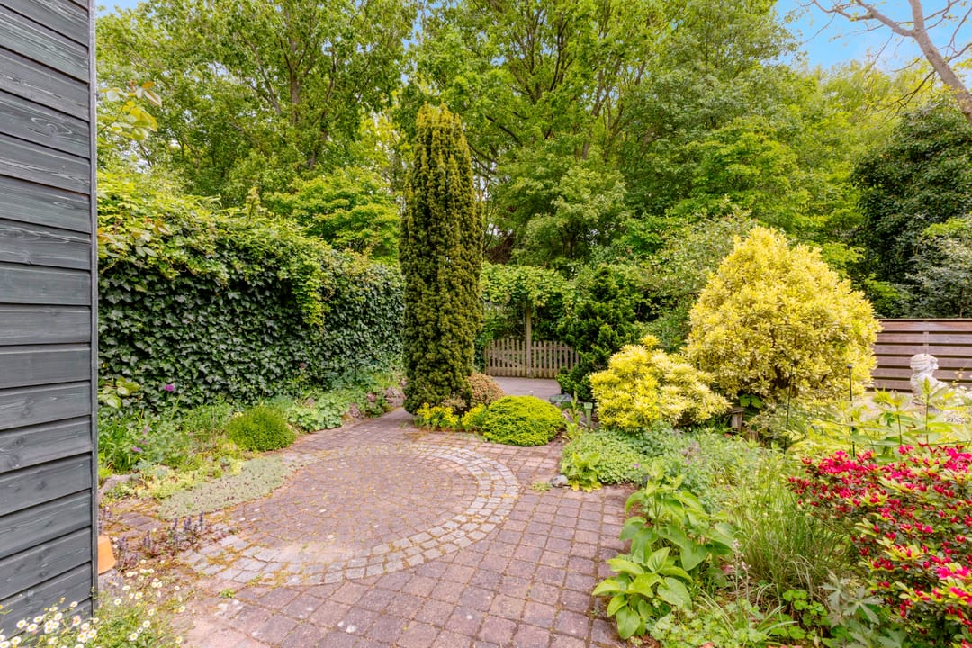 Light-filled family home in beloved Heiloo neighborhood with garden and modern amenities — 28