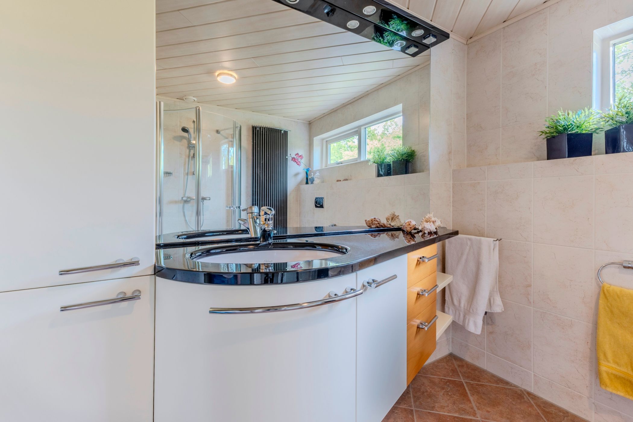 Light-filled family home in beloved Heiloo neighborhood with garden and modern amenities — 21