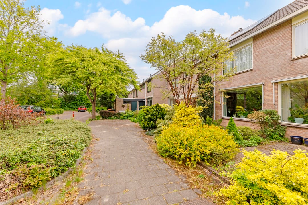 Light-filled family home in beloved Heiloo neighborhood with garden and modern amenities — 32