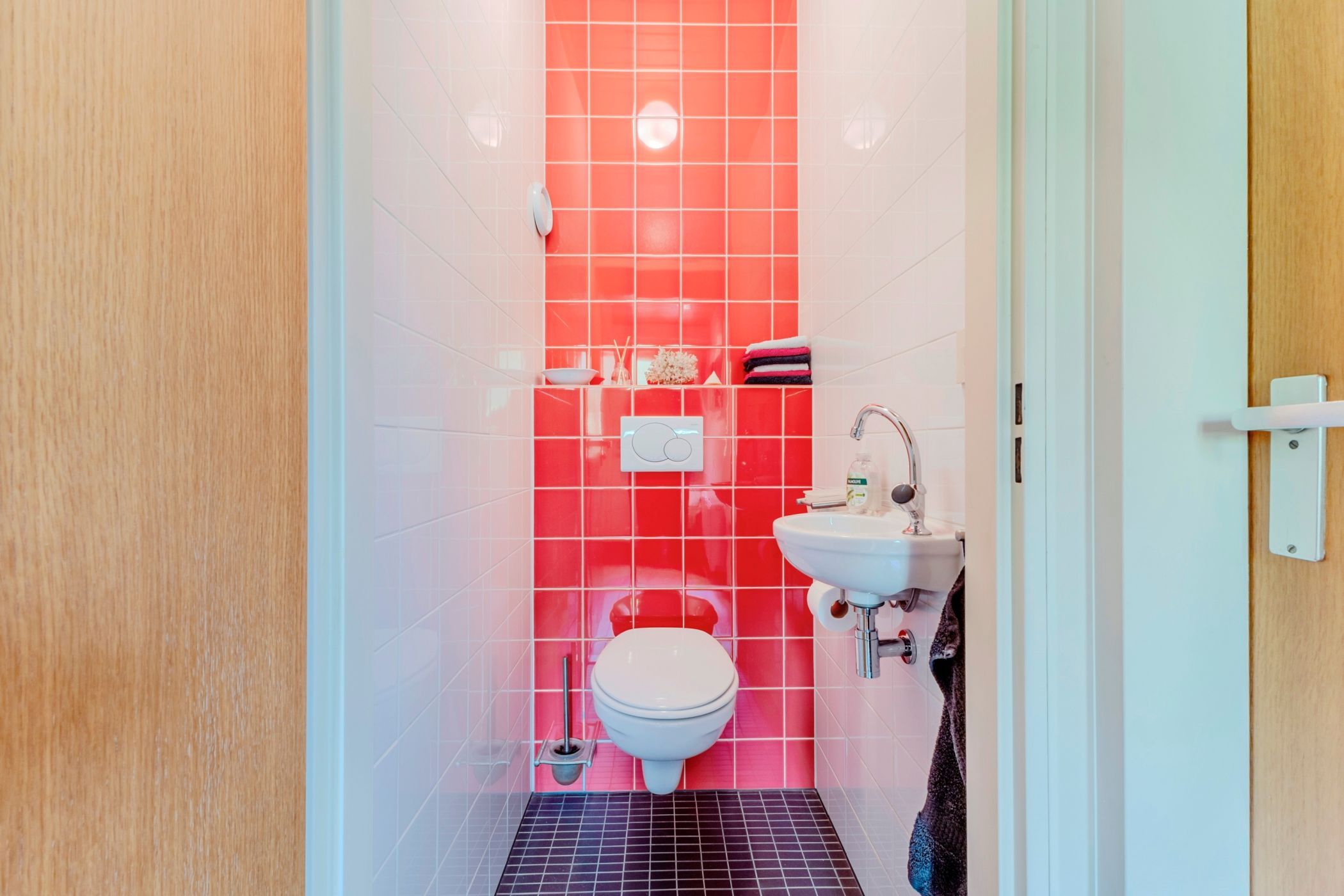 Light-filled family home in beloved Heiloo neighborhood with garden and modern amenities — 12