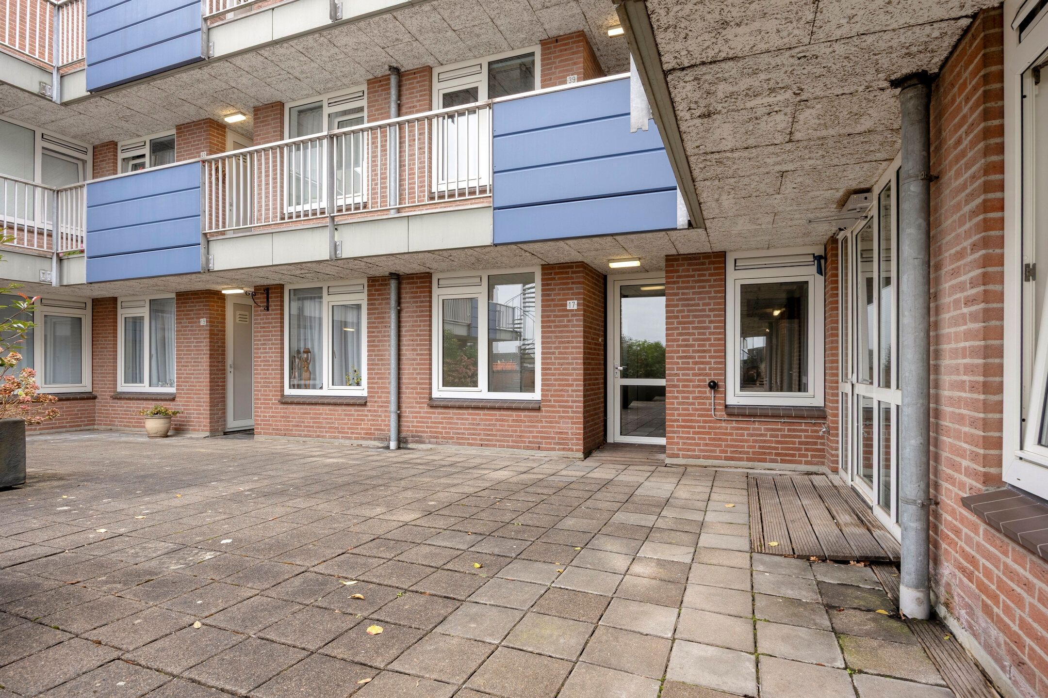 Photo 6 of Plantsoenstraat 17