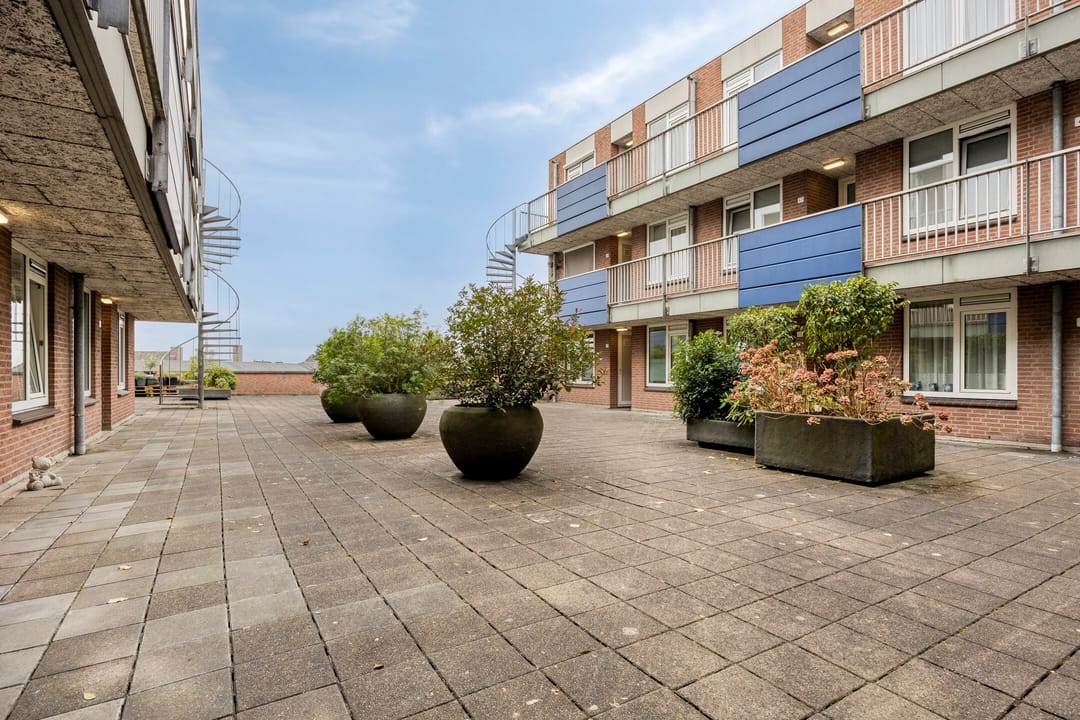 Photo 8 of Plantsoenstraat 17