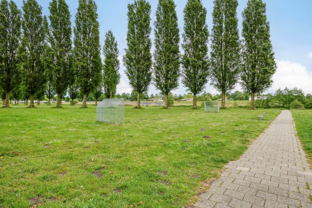 Well-maintained spacious terraced house in Zeewolde South with 4 bedrooms — 43